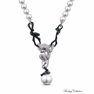 Diamond pendant necklace with pearl